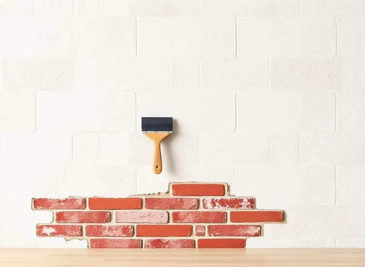 Application d'un enduit décoratif à la lisseuse sur un mur